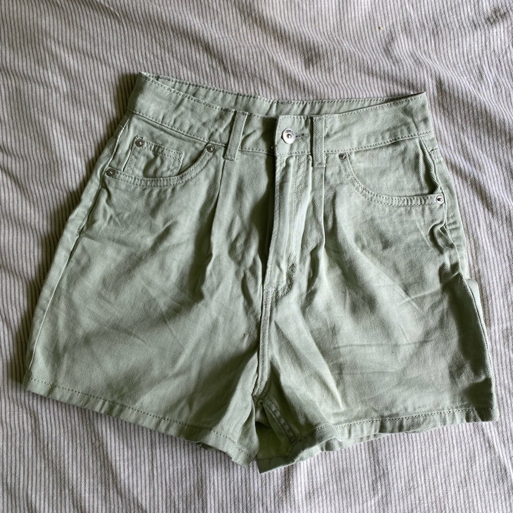NWOT H&M Divided sage green high waisted mom shorts